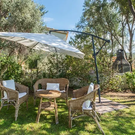 Stunning - Private Garden - Front Beach- Free Parking فيلة
