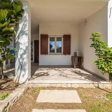 Stunning - Private Garden - Front Beach- Free Parking Villa