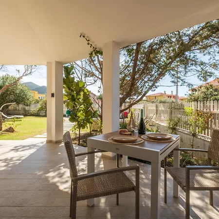 Stunning - Private Garden - Front Beach- Free Parking