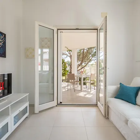 Stunning - Private Garden - Front Beach- Free Parking *