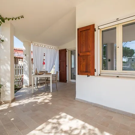 Stunning - Private Garden - Front Beach- Free Parking Villa