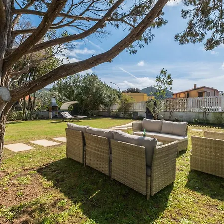 Stunning - Private Garden - Front Beach- Free Parking Villa *