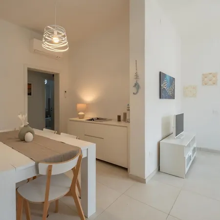 Stunning - Private Garden - Front Beach- Free Parking *