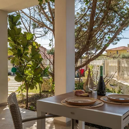 Stunning - Private Garden - Front Beach- Free Parking Villa *