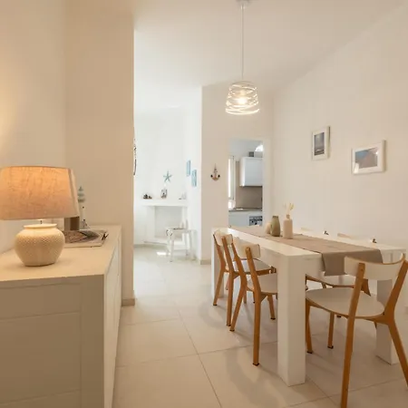 Stunning - Private Garden - Front Beach- Free Parking *