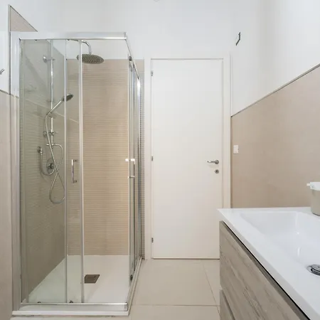 Stunning - Private Garden - Front Beach- Free Parking *